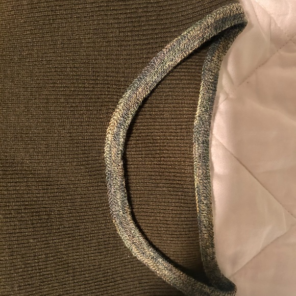 Green knit top with patterned hem - Picture 2 of 4